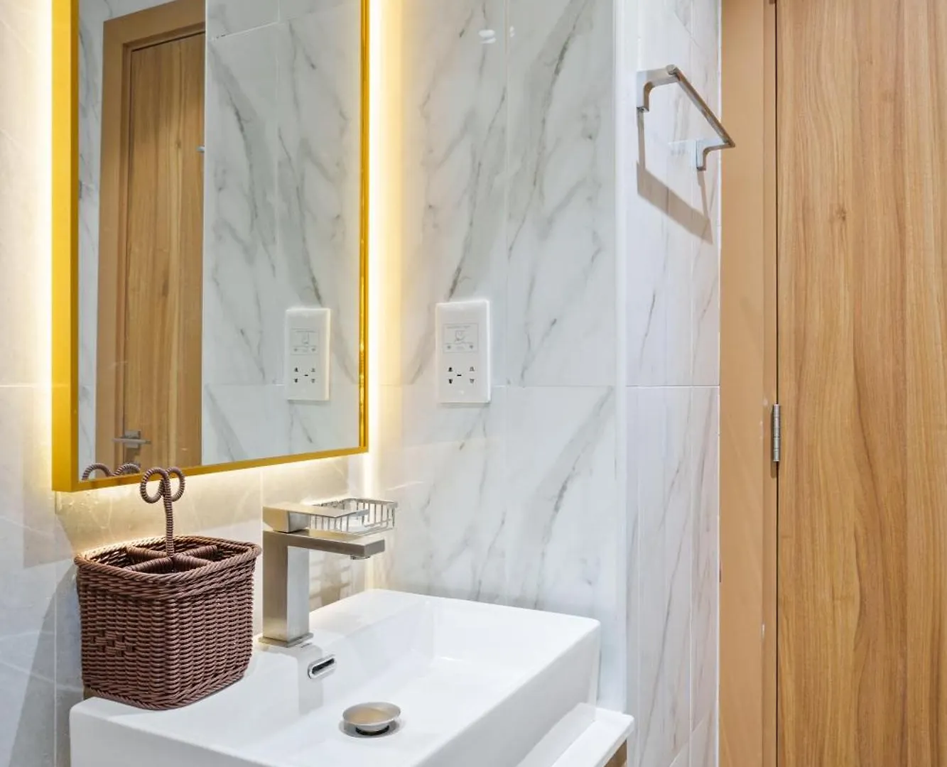 Cozy Studio With Modern Amenities In Dubailand United Arab Emirates