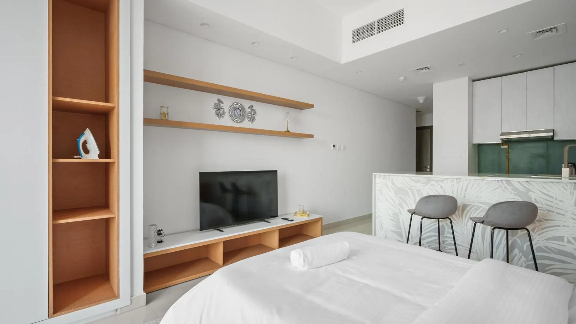 Cozy Studio With Modern Amenities In Dubailand Apartment